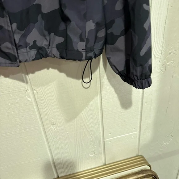 Old Navy Lightweight Water Resistant Jacket - Picture 3 of 10